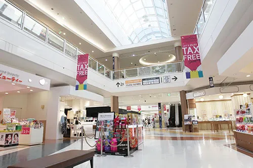 Inside a Huge Japanese Shopping Mall 